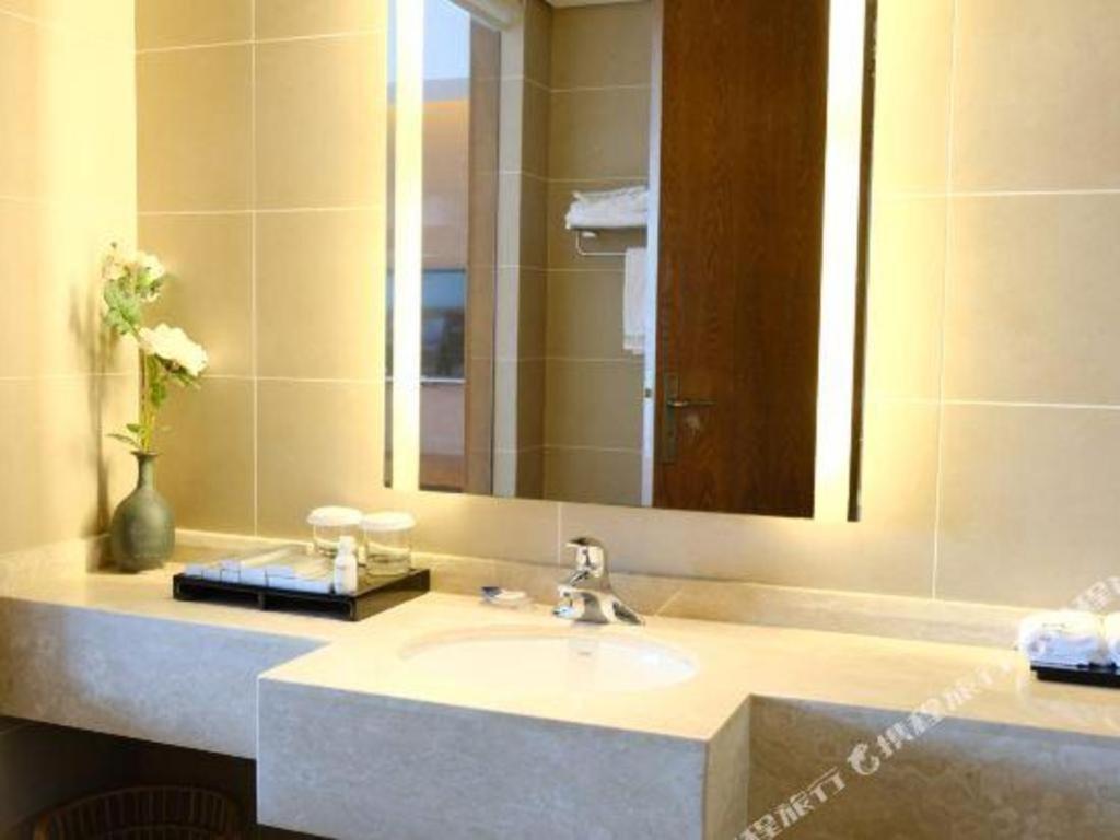 Wyndham Garden Hotel Lingshui  Exterior photo