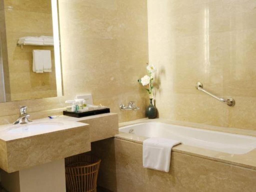 Wyndham Garden Hotel Lingshui  Exterior photo